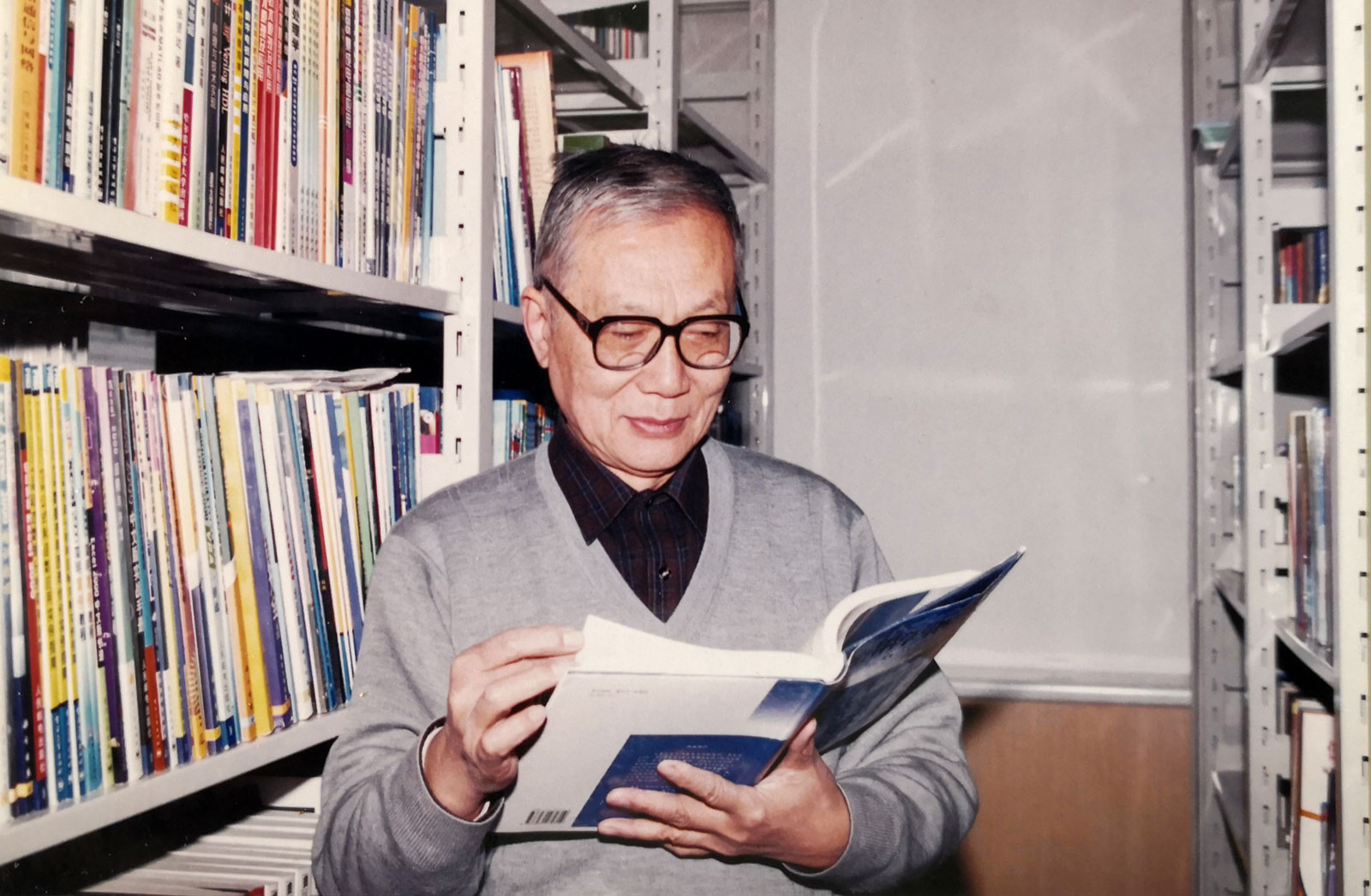 于骏一教授在查阅科技资料 于骏一教授在查阅科技资料